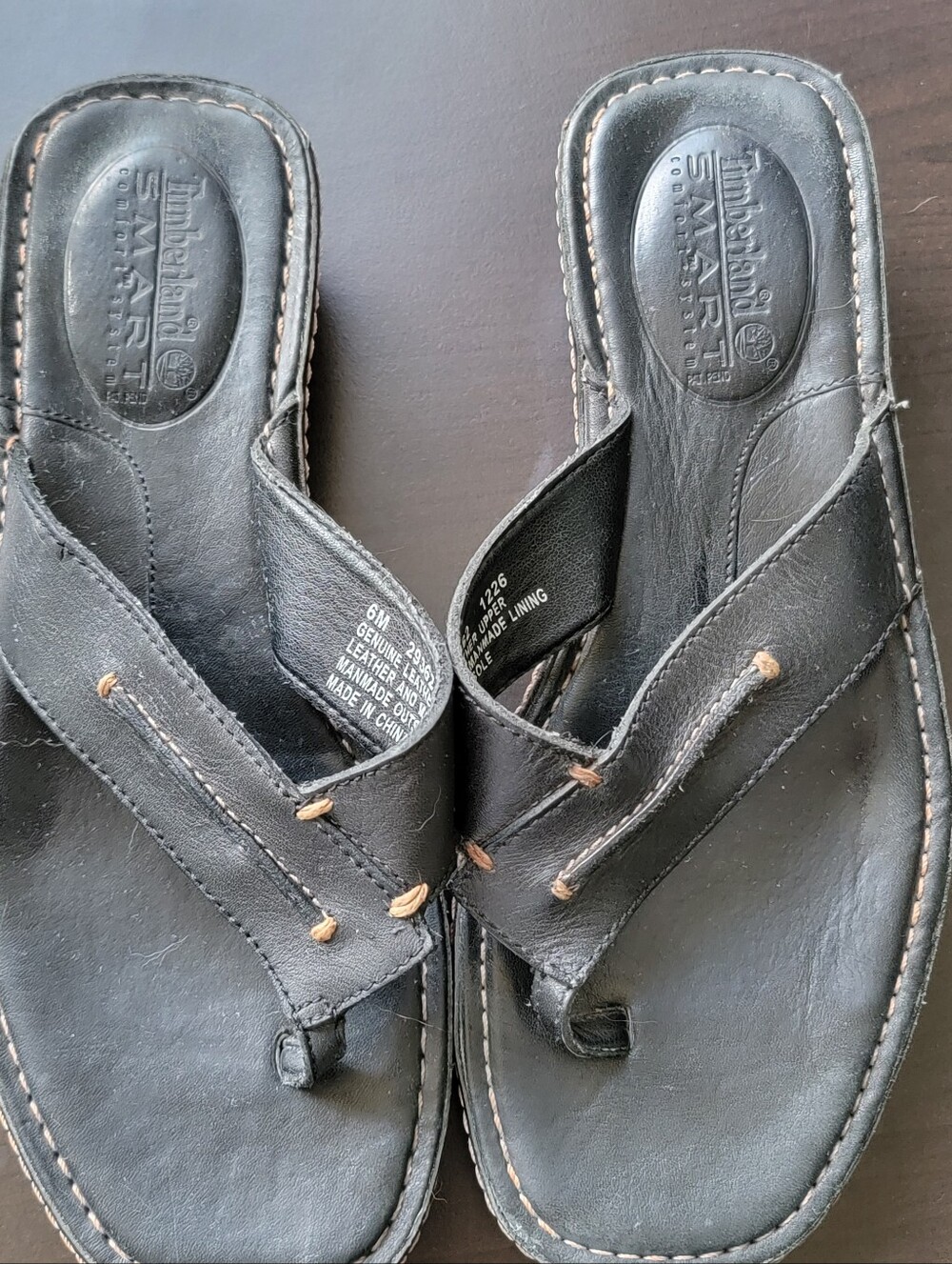 Timberland Black Leather Thong Sandals with Contrast Stitching. Size 6. Like New